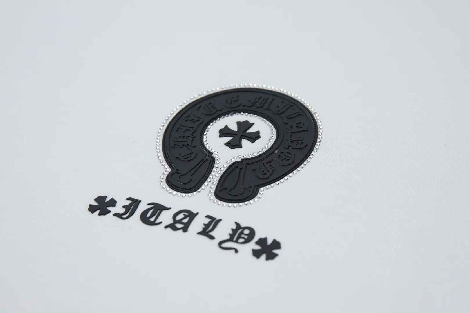🅿️230 ✨CH✨🆕25SS spring and summer new style Crow Heart ✝ Rack logo leather label hot-drilled short sleeves Light luxury essential item for daily commuting for men and women Correct version Welcome to compare Detailed features · 260 grams of 100% pure cotton double yarn jersey fabric · Custom dyed in the same cylinder, special thickened 32 pieces of double-strand 1X1 thread · Double-needle stitching and cross-stitching technology · Original main mark, washed tag, brand moisture-proof paper packaging Color: white/black/purple/grey Size: S/M/L/XL